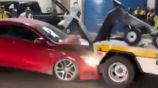Mujer estrella su auto Mercedes contra una grúa, al tratar de huir del alcoholímetro 