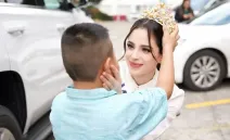 Fátima Bosch vuelve a México tras polémica en Miss Universo y visita un hospital infantil