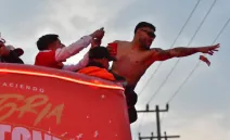 Afición revienta a Alexis Vega por aventar billetes en festejos: "que falta de respeto"