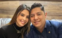 Acusan al gobernador Ricardo Gallardo de cambiar las leyes para favorecer a su esposa Ruth González.