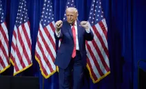 Trump anuncia que Venezuela entregará entre 30 y 50 millones de barriles de petróleo a Estados Unidos