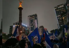 Aficionados de Cruz Azul celebran en el Ángel de la Independencia tras conquistar la Concachampions