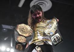 Dominik Mysterio celebra tras ganar el Megacampeonato de AAA