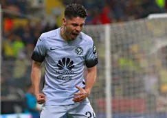Oribe Peralta festeja un gol contra el Atlas