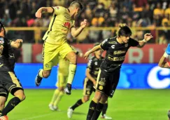 Aguilar se eleva para vencer a Michel con un testarazo