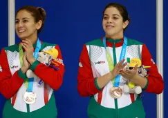 Paola Espinosa y Alejandra Orozco, en la premiación durante los juegos Panamericanos de 2015