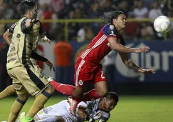 Gullit Peña cae en el área de Dorados