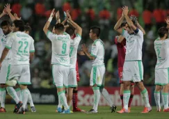 Jugadores de Santos aplauden a la tribuna