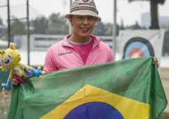 Aída Román posa con la bandera de Brasil