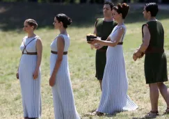 Sacerdotisa porta el fuego olímpico