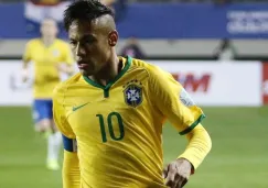 Neymar disputa partido con la selección brasileña