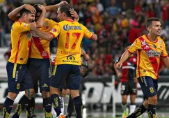Los jugadores de Morelia celebran un gol