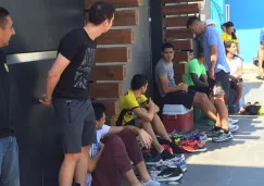 Jugadores de Dorados, afuera de las instalaciones