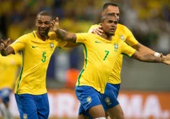 Los jugadores de Brasil festejan un gol