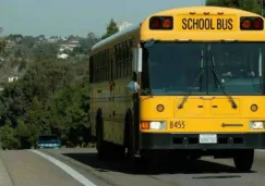 Un autobús circulando por las calles de EU