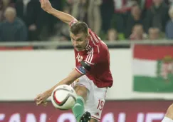 Tamas Priskin, figura de Hungría, realiza un disparo