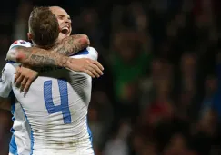Martin Skrtel y Jan Durica se abrazan tras victoria de Eslovaquia