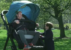 La carriola gigante pretende que los padres experimenten su comodidad