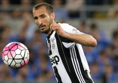 Giorgio Chiellini intenta controlar balón en juego contra Milan