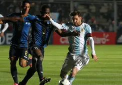 Messi disputa el balón con Figueroa en partido amistoso