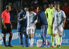 Messi es asistido fuera de la cancha durante el partido amistoso contra Honduras
