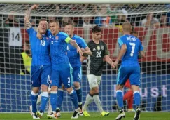 Jugadores celebran gol en partido amistoso