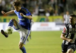 Neustadter disputa la pelota con Schalke 04