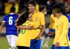 Una fan abraza a Kaká tras un partido con Brasil