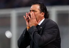 Juan Antonio Pizzi da indicaciones en un partido