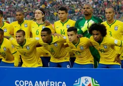 Jugadores de Brasil posan para la foto previo a un duelo