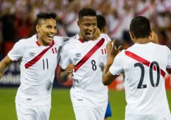 Jugadores de Perú festejan un gol durante el partido contra El Salvador