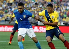 Montero y Alves pelean un balón 