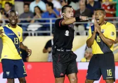 Enner y Antonio Valencia reclaman al árbitro