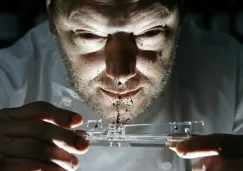 Persoone mostrando como inhalar chocolate