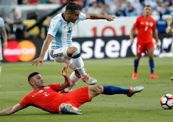 Mena, barriéndose por el balón en el duelo contra Argentina