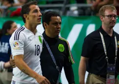 Guardado abandona el campo tras ser expulsado contra Uruguay