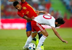 El mediocampista español Thiago Alcántara disputa el balón con un jugador georgiano