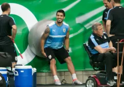 Luis Suárez sonriente en un entrenamiento de Uruguay