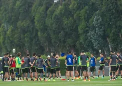 Los jugadores de México escuchando las indicaciones de JC Osorio