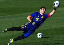 Iker Casillas se lanza por el balón durante un entrenamiento con España