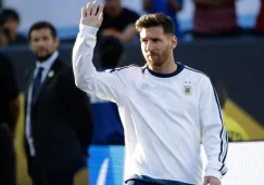 Messi saluda en entrenamiento de Argentina