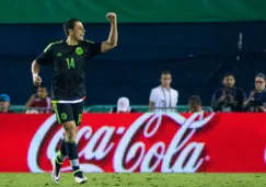 Javier Hernández festeja un gol con el Tri