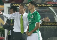 Osorio conversa con Molina en el partido contra Jamaica