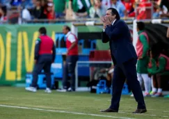 Pizzi reparte instrucciones en el partido de Chile