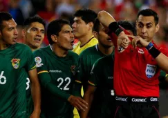 Jugadores de Bolivia le reclaman al árbitro