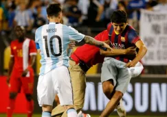 Messi observa cómo atrapan al aficionado