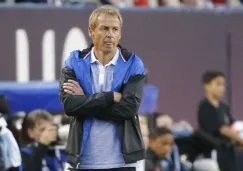 Klinsmann observa un partido desde el banquillo