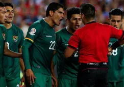 Jugadores bolivianos le reclaman al árbitro el penalti