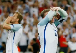 Los jugadores ingleses se lamentan tras empatar con Rusia