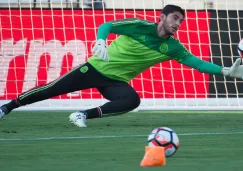 El portero Jesús Corona, durante el entrenamiento mexicano en el Rose Bowl de Pasadena